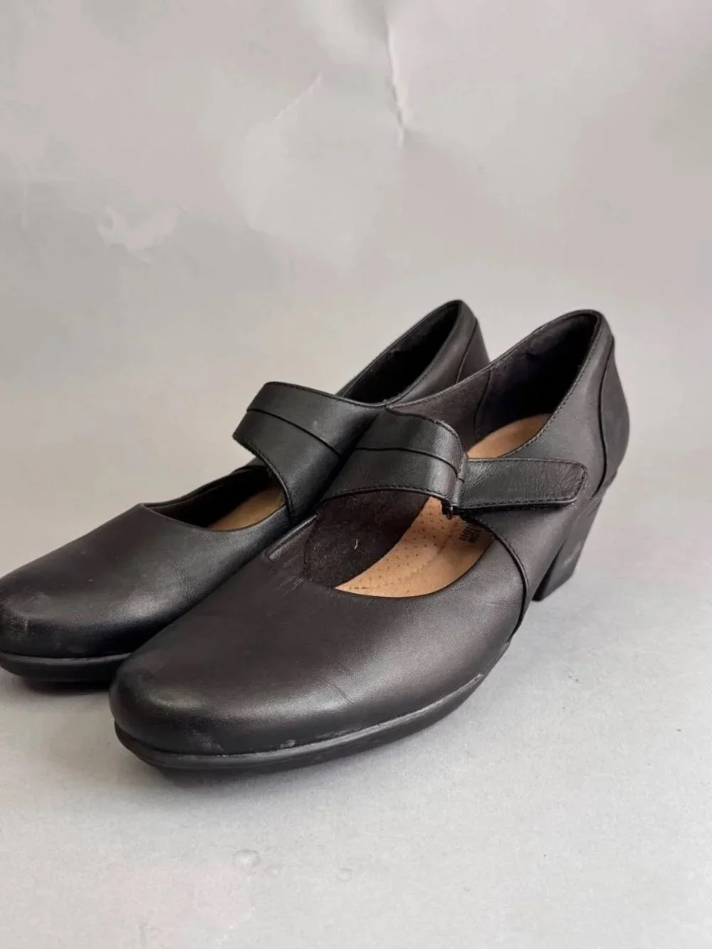 Clarks Emslie Lulin Women’s Hook & Loop Pump Heels – Black Leather – Size 8.5